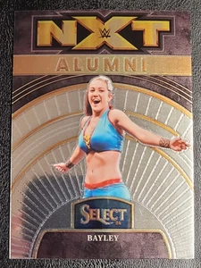 2024 Panini Select WWE - Nxt Alumni Bayley #11 - Foto 1 di 2