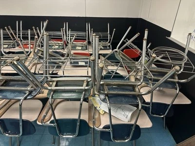 Combo de 45 sillas de escritorio escolar adjuntas de plástico macizo clase de metal duro Foto 1 de 4