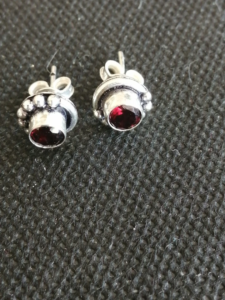 Orecchini in argento tibetano e granata  - Immagine 1 di 4