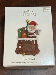 Hallmark Keepsake Hide 'N' Peek Magic Sound And Motion 2011 adorno Navidad  - Imagen 1 de 2