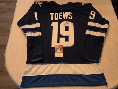 Camiseta personalizada firmada por Jonathan Toews JETS certificado de autenticidad JSA TALLA XL Foto 1 de 4