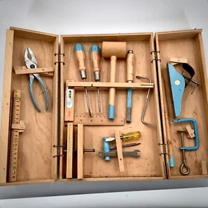 Set cassetta degli attrezzi giocattolo originale vintage per bambini in legno/metallo made in Poland P367 - Foto 1 di 10