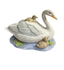 Vintage Swan With Babies Porcelain Figurine  Homco #1467 Decor Decorative - Picture 1 of 5