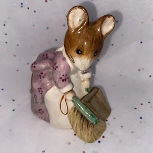Beswick Beatrix Potter Maus Royal Doulton Figur HUNCA MUNCA SWEEPING, 1977 - Bild 1 von 12