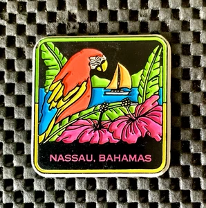 NASSAU BAHAMAS RAISED RUBBER MAGNET PARROT FLOWERS SAILBOAT 2" X 2" NOS - Imagen 1 de 2