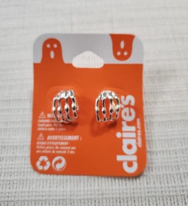 Claires silberfarbene Halloween Skelett Hand Ohrstecker neu mit Etikett! - Bild 1 von 3