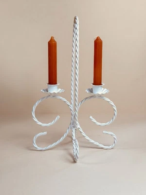 "Candelabro cónico de hierro forjado blanco vintage de 13"" de alto" Foto 1 de 4