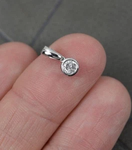 Sparkly 0.2ct Diamond 9ct White Gold Solitaire Pendant - Picture 1 of 6