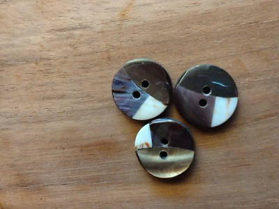 3pcs multicolor-colored 15mm bundle of shell buttons special vintage  buttons - Image 1 of 4