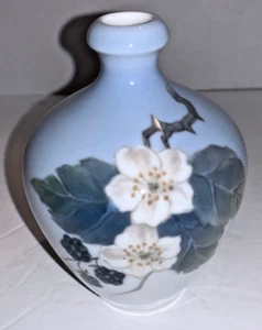 Jarrón pequeño blanco Royal Copenhagen con diseño de mora. Marcado 288 y 26C con - Imagen 1 de 6