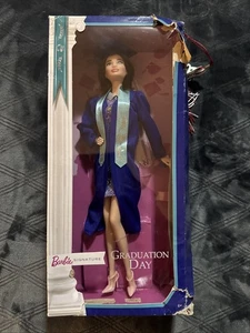 Barbie 2017 Signature Graduation Day Teresa Barbie bambola - FTG78 NRFB - Foto 1 di 12