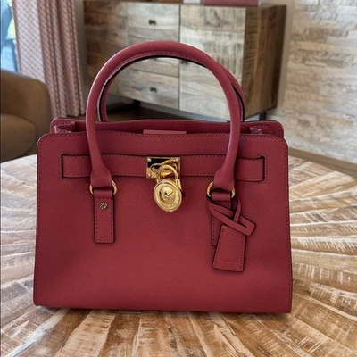 Cartera grande Michael Kors Hamilton de cuero Saffiano herrajes dorados asa superior Foto 1 de 4