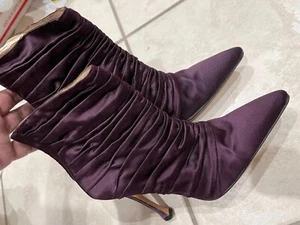 Manolo Blahnik RUCHED LILA SATIN Carolyne STILETTO STIEFELETTEN 35 NEU $ 730 - Bild 1 von 11