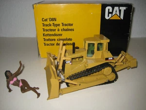 CATERPILLAR D 8 N PLANIERRAUPE RED STRIPES #233.6 NZG 1:50 OVP - Picture 1 of 4