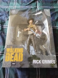 MCFARLANE THE WALKING DEAD RICK GRIMES POSIERTE ACTIONFIGUR NEU IN OVP 12" - Bild 1 von 7