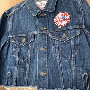 LEVI’s New York Yankees Denim Jean Trucker Jacket Crop Donna M Rara MLB Nuova senza etichette - Foto 1 di 8