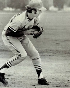 TYPE 1: 1973 Press Photo St. Louis Cardinals Baseball Tim McCarver fielding - Picture 1 of 2