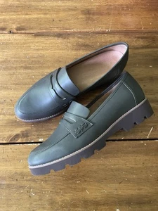 New Vionic Cheryl Womens Loafers Sz 10 Green Leather Lug Sole Slip-On Shoes - Picture 1 of 6