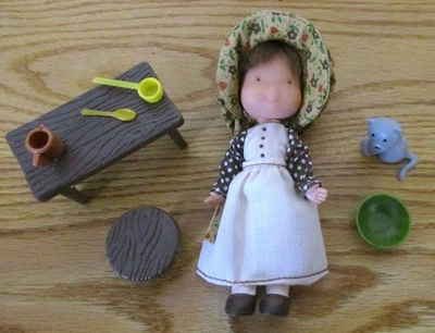 Vintage Holly Hobbie Carrie Doll 6" Play Set Kitty Bench Stool Bowl Cup Scoop - Image 1 of 4