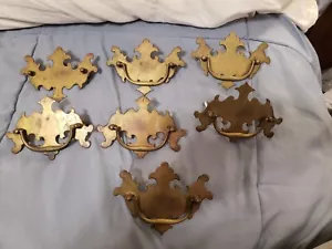 Juego de 7 tiradores de muebles de latón vintage de ala de murciélago 1 falta tirador - Imagen 1 de 8