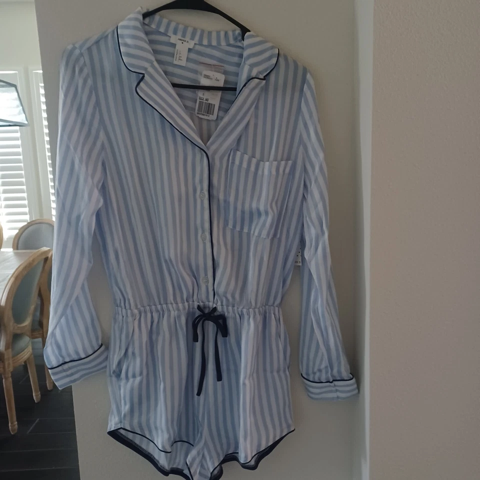 Nuevo con etiquetas Pijama para mujer Forever 21 a rayas manga larga bolsillos 1 pieza pijama azul/blanco S Foto 1 de 1
