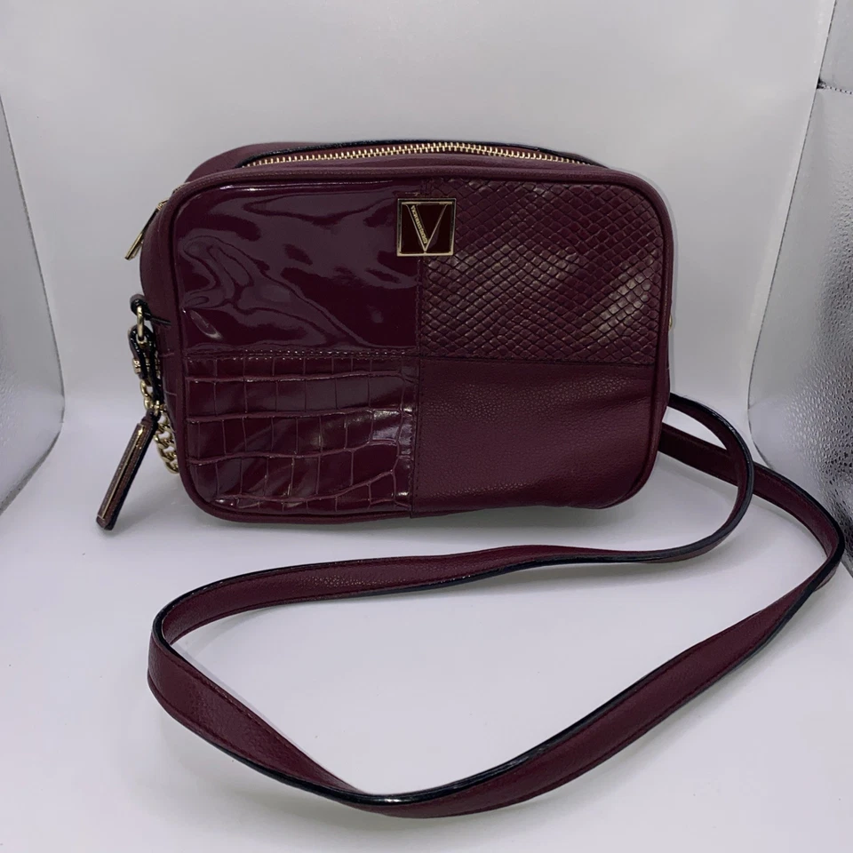 Bolso Bandolera Victoria’s Secret Borgoña Retazos Cuero Sintético Dorado Logo Cartera Foto 1 de 4