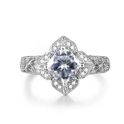 Anillo de diamantes de cóctel vintage de plata de ley con cojín de topacio blanco de 6x6 mm Foto 1 de 4