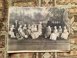 Antigua fotografía victoriana mujeres músicos instrumentos teatro disfraces tocar - Imagen 1 de 16