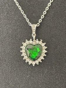 Swarovski Kristall Halskette in Herzform grüner Edelstein umgeben von klaren Kristallen - Bild 1 von 7