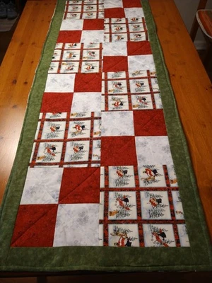 Galería Muñeco de Nieve, Corredor de Mesa Acolchado Hecho a Mano 47 x 18 pulgadas, Rojo, Gris Brillante  Foto 1 de 4