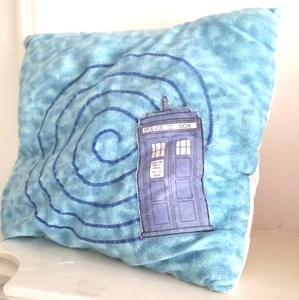 DOCTOR WHO 16 EN ALMOHADA - CAJA DE POLICÍA - VINTAGE - Imagen 1 de 1