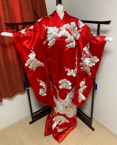 Japanischer Kimono Uchikake rot silber Blumen & Kranich Stickmuster gebraucht - Bild 1 von 14