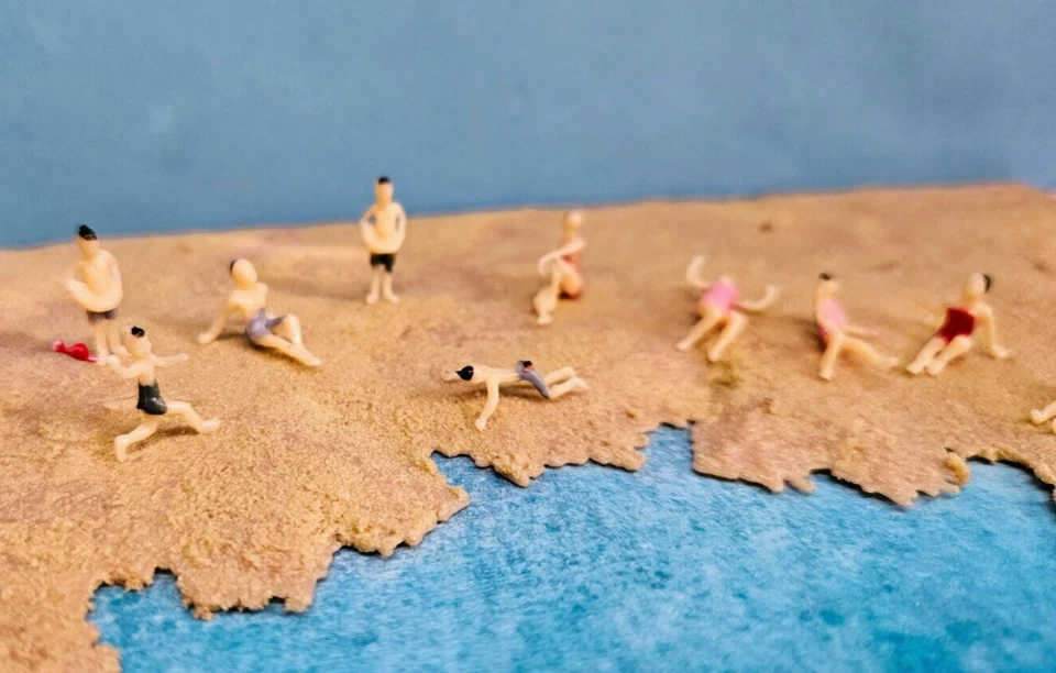 10 Stück Strand Urlaub Sommer Figuren Beach Sport Spur N 1:160 Modellbahn bemalt - Bild 1 von 4