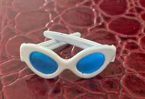 Barbie Cat Eye Sonnenbrille weiß blaue Gläser Vintage 60er Jahre, also sehr schön. - Bild 1 von 1