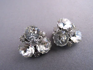 PENDIENTES HUGGIE VINTAGE ART DECO BLANCOS GRUESOS ESTRÁS CLIPBACK - Imagen 1 de 4