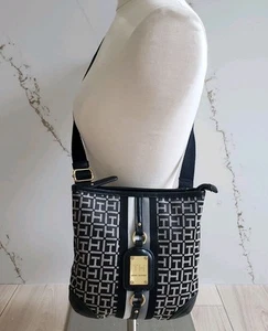 Borsa a tracolla Tommy Hilfiger in tela con cerniera e logo bianco e nero - Foto 1 di 8