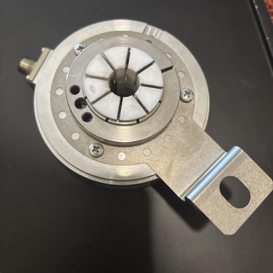 Codificador de eje hueco Kubler Turck T8.A02H.64AE.2048.P13B0 5-30 VDC Foto 1 de 4