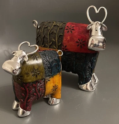 Lote de 2 estatuetas coloridas de metal Billy Moon para vacas - Imagem 1 de 4