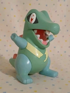 Mini figura de acción de juguete Pokemon Hasbro Totodile 2000 de colección 4" LEER dañada - Imagen 1 de 15