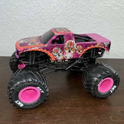 Camión de metal fundido a presión Hot Wheels Monster Jam Calavera de gran tamaño 1:24 Foto 1 de 4