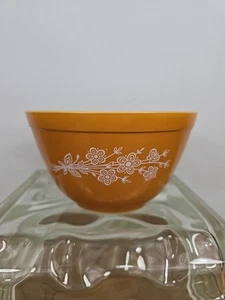 VINTAGE PYREX BUTTERFLY GOLD #401 Small Mixing BOWL 1 1/2 PINT 750ML. EUC - Picture 1 of 15