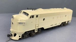HO Atlas 8301 FP7 Locomotive Undecorated N/DYN -2HL Tan W/KD’s HO5910 - Picture 1 of 8