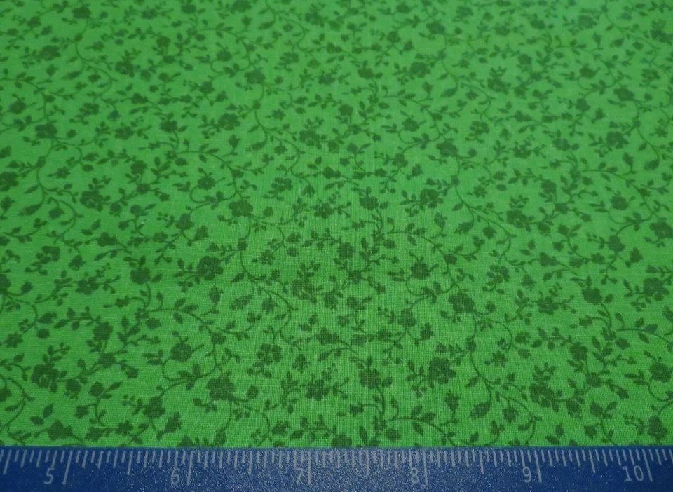 Molas de tecido de algodão verde grama com flores pretas  - Imagem 1 de 1