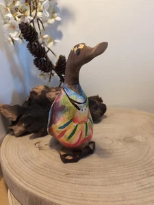 Ornamento anatra hippy in legno intagliato e dipinto a mano  - Foto 1 di 7