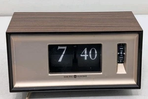 Vintage General Electric Flip Clock Model 8116K Woodgrain Alarm Table Works! - Picture 1 of 14