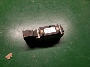 Electrovanne de commande pneumatique SMC modèle #VFS3100-5FZ - Photo 1/5
