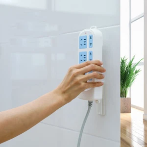  3 Stücke Selbstklebende Wandhalter Halterung für Steckdosen / Fernbedienung  - Bild 1 von 3