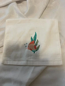 LENOX-EMBROIDERED TROPICAL FISH WHITE COLOR 100% COTTON FINGERTIP TOWELS - Picture 1 of 1