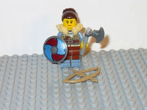 LEGO Castillo Viking Village minifigura invierno guerrero escudo azul bronceado torso 31132 - Imagen 1 de 2