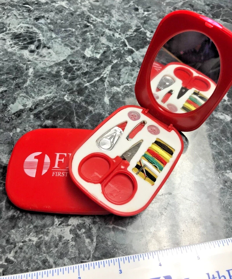 2 NUEVOS Kits de Costura con Tijeras Y ESPEJO COMPACTO con Impresión Aleatoria Foto 1 de 3